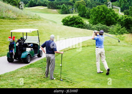 Traverse City Michigan, Suttons Bay Water, Leelanau Peninsula, Leelanau Club, Golfplatz, Erwachsene Erwachsene Männer männlich, Wagen, Korb, Trolley, Club, Schaukel, Tee sho Stockfoto