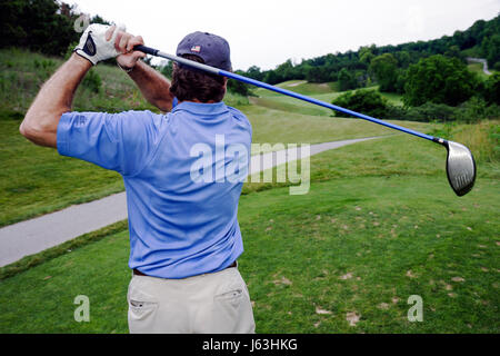 Michigan Traverse City, Suttons Bay, Leelanau Peninsula, Leelanau Club, Golfplatz, Mann Männer männlich, Wagen, Korb, Trolley, Club, Schaukel, T-Shirt, fahren, Rotation, fo Stockfoto