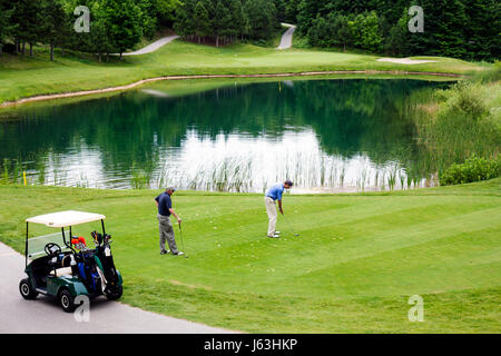 Michigan Traverse City, Suttons Bay, Leelanau Peninsula, Leelanau Club, Golfplatz, Cart, Korb, Trolley, Sport, Wasserhindernis, Grün, Erholung im Freien, Club, t Stockfoto