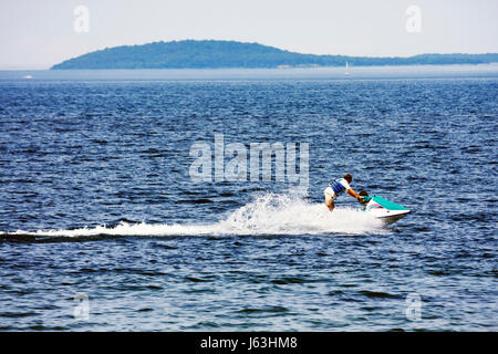 Michigan Traverse City, West Arm Grand Traverse Bay, Clinch Park, Männer männlich, Jet Ski, Wassersport, Flotation, Wake, persönliches Wasserfahrzeug, Erholung im Freien, Stockfoto
