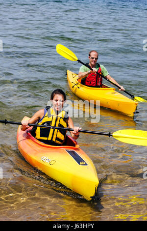 Traverse City Michigan, West Arm Grand Traverse Bay Water, Clinch Park, Kajak, Erwachsene Erwachsene Männer Männer Männer, Frau Frauen weibliche Dame, Wasser, Sport, Erholung, oa Stockfoto