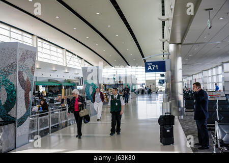 Michigan Wayne County, Detroit, DTW, Detroit Metropolitan Wayne County Flughafenterminal, Gate, Ankunft, Abflug, Fluggesellschaft, Mann, Männer, Frau, Frauen, lu Stockfoto