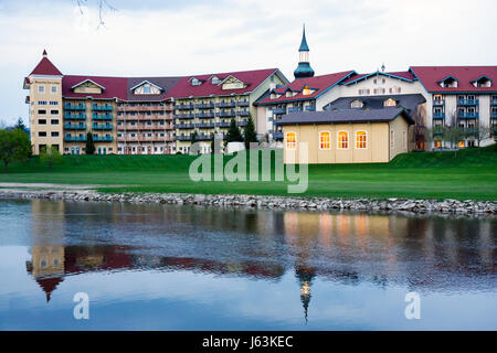 Michigan Frankenmuth, Bavarian Inn, Lodge, deutsche ethnische Gemeinschaft, Gebäude, Hotel, See, Reflexion, Turm, Wasser, Wellen, MI090505046 Stockfoto