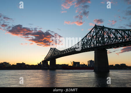 Montreal, CA - 15. Mai 2017: Jacques-Cartier Brücke und Sankt-Lorenz-Strom. Stockfoto