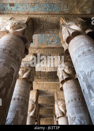 Gericht in Denderah Tempels, in der Nähe von Quena, Ägypten lackiert Stockfoto