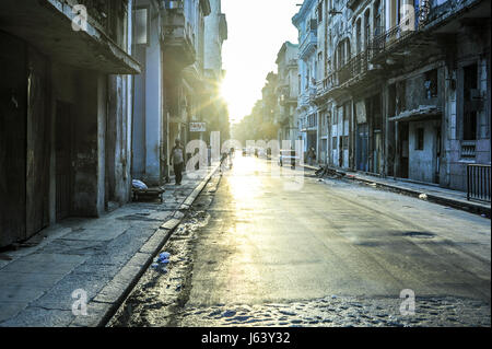 Sonnenaufgang im Neptuno Straße in Havanna, Kuba Stockfoto