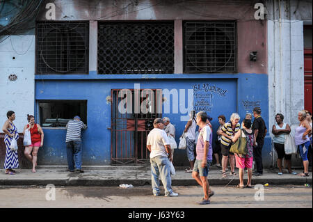 Lokalen Kubaner einreihen in eine Metzgerei Shop im Neptuno Straße, Havanna, Kuba Stockfoto