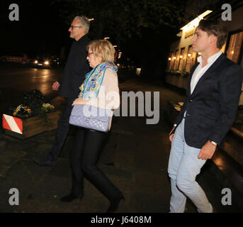 Sylvie Meis feiert Geburtstag und die Auseinandersetzung mit Charbel Aouad in Hamburg.  Mitwirkende: Rita Meis, Daniel Meis wo: HAMBURG, Deutschland bei: Kredit-15. April 2017: Starpress/WENN.com Stockfoto