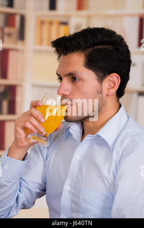 Gut aussehender Mann trinkt ein Glas Vitamin C aufgelöst Stockfoto