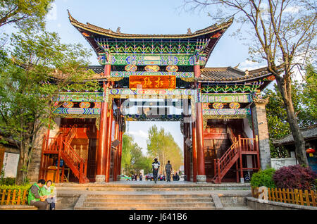 Lijiang, Yunnan - April 13,2017: Shuhe die antike Stadt ist eines der ältesten Lebensräume von Lijiang und gut erhaltene Stadt entlang der alten Tee. Stockfoto