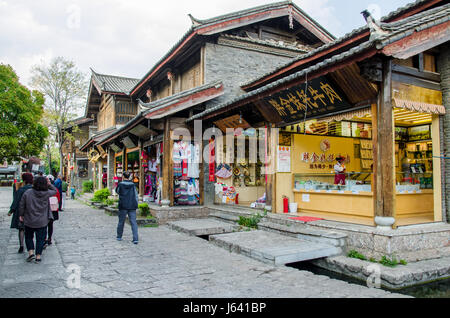 Lijiang, Yunnan - April 13,2017: Shuhe die antike Stadt ist eines der ältesten Lebensräume von Lijiang und gut erhaltene Stadt entlang der alten Tee. Stockfoto