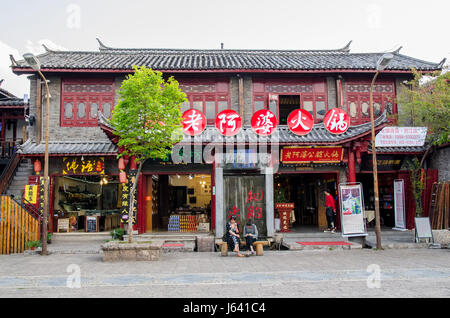 Lijiang, Yunnan - April 13,2017: Shuhe die antike Stadt ist eines der ältesten Lebensräume von Lijiang und gut erhaltene Stadt entlang der alten Tee. Stockfoto