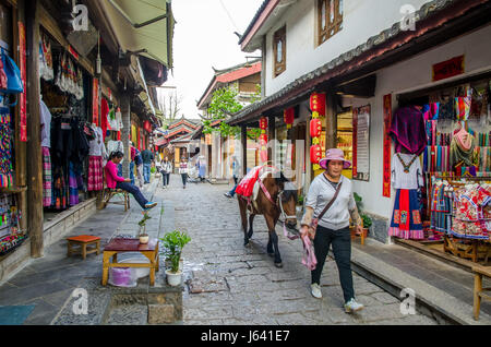 Lijiang, Yunnan - April 13,2017: Shuhe die antike Stadt ist eines der ältesten Lebensräume von Lijiang und gut erhaltene Stadt entlang der alten Tee Stockfoto