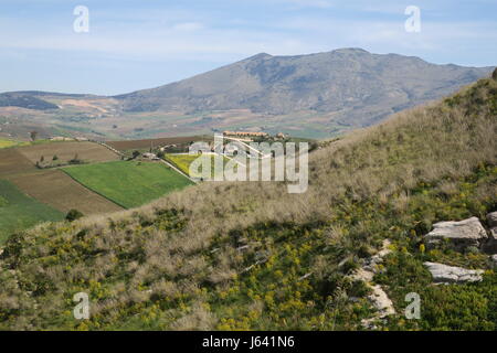 Einen schönen Blick auf bunte Natur Wenn bergauf in Richtung Reste der griechischen Theater in segesta Sizilien Insel. Stockfoto