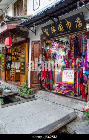 Lijiang, Yunnan - April 13,2017: Shuhe die antike Stadt ist eines der ältesten Lebensräume von Lijiang und gut erhaltene Stadt entlang der alten Tee. Stockfoto