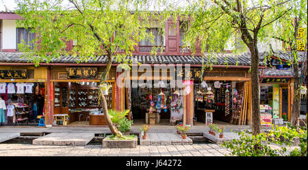 Lijiang, Yunnan - April 13,2017: Shuhe die antike Stadt ist eines der ältesten Lebensräume von Lijiang und gut erhaltene Stadt entlang der alten Tee. Stockfoto