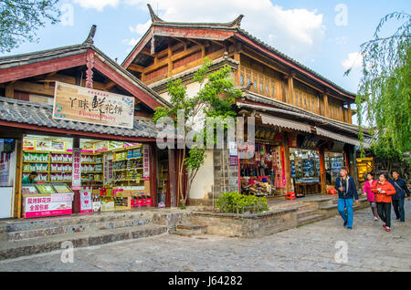 Lijiang, Yunnan - April 13,2017: Shuhe die antike Stadt ist eines der ältesten Lebensräume von Lijiang und gut erhaltene Stadt entlang der alten Tee. Stockfoto