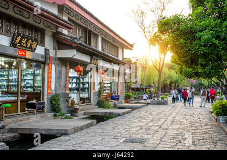 Lijiang, Yunnan - April 13,2017: Shuhe die antike Stadt ist eines der ältesten Lebensräume von Lijiang und gut erhaltene Stadt entlang der alten Tee. Stockfoto