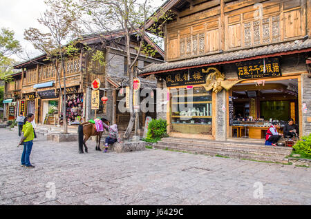 Lijiang, Yunnan - April 13,2017: Shuhe die antike Stadt ist eines der ältesten Lebensräume von Lijiang und gut erhaltene Stadt entlang der alten Tee. Stockfoto