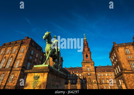 Reiterstandbild von König Christian die 9. Kopenhagen Dänemark innerhalb der dänischen Parlament Schloss Christiansborg Stockfoto