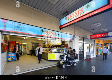 Verkaufsstand mit einem älteren Mann auf einem Elektromobil Schlange, Nowra, New-South.Wales, NSW, Australien Stockfoto