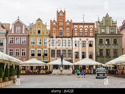 Posen, Polen - 4. August 2014: Die Fassaden der alten Häuser auf dem Marktplatz am 4. August 2014. Polen. Stockfoto