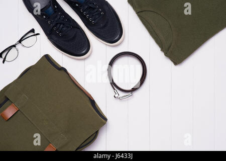 Herren casual-Outfits mit Accessoires auf hölzernen Hintergrund Stockfoto