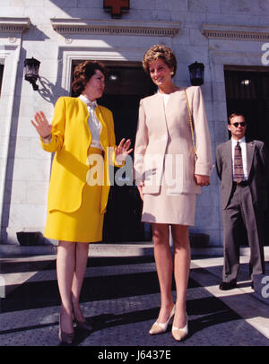 Elizabeth Dole, Präsident des amerikanischen Roten Kreuzes, links, Aktien ein Gedanke mit Prinzessin Diana, rechts, Anschluss an der Prinzessin besuchen, das amerikanische Rote Kreuz Hauptquartier in Washington, DC am 21. Oktober 1994. Obligatorische Credit: Mark Wilson / amerikanische Rote Kreuz über CNP - kein Draht-SERVICE-Foto: Mark Wilson/konsolidiert News Fotos/Mark Wilson - amerikanisches rote Kreuz über CNP | weltweite Nutzung Stockfoto