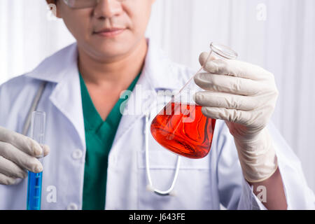 Männliche Wissenschaftler hält und Proben zu untersuchen Stockfoto