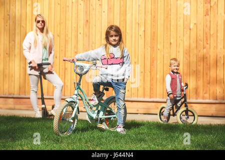 Mutter mit Kindern auf Fahrrädern Stockfoto