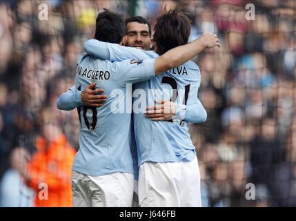 CARLOS TEVEZ SERGIO AGÜERO & D MANCHESTER CITY V LEEDS UNITED ETIHAD STADIUM MANCHESTER ENGLAND 17. Februar 2013 Stockfoto