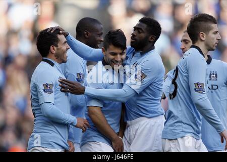 CARLOS TEVEZ SERGIO AGÜERO & K MANCHESTER CITY V LEEDS UNITED ETIHAD STADIUM MANCHESTER ENGLAND 17. Februar 2013 Stockfoto