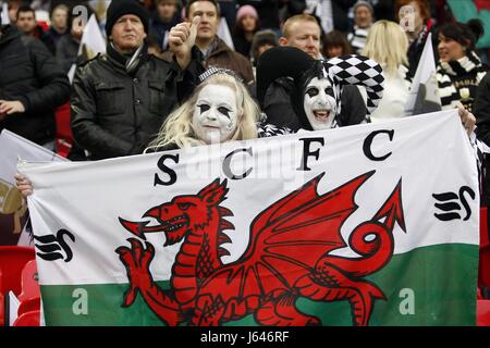 SWANSEA CITY FANS BRADFORD CITY V SWANSEA CITY WEMBLEY Stadion LONDON ENGLAND 24. Februar 2013 Stockfoto