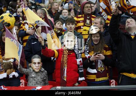 BRADFORD CITY FANS BRADFORD CITY V SWANSEA CITY WEMBLEY Stadion LONDON ENGLAND 24. Februar 2013 Stockfoto