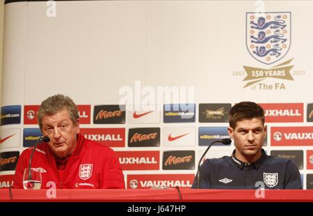 ROY HODGSON & STEVEN GERRARD ENGLAND MANAGER ENGLAND MANAGER BEST WESTERN PALACE HOTEL SERRAVALLE SAN MARINO 21. März 2013 Stockfoto