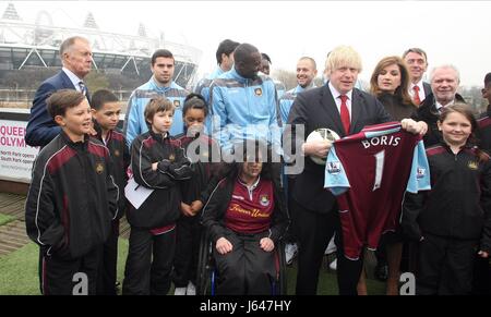 GEOFF HURST BORIS JOHNSON & EX-Spieler und Bürgermeister von EX-Spieler und Bürgermeister von LONDON Fisch Insel LONDON ENGLAND UK 22. März 2013 Stockfoto