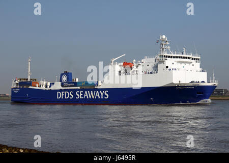Das Ro-Ro-Schiff Anglia Seaways betritt den Hafen von Rotterdam in den Kanal. Stockfoto