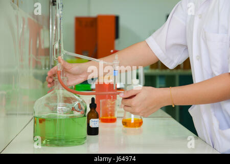 Forscher arbeiten in einem Biotechnologie-Labor / biochemischen Ingenieur arbeitet mit Mikrotestplatte in einem Laborexperiment Stockfoto