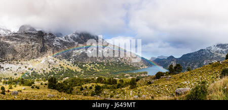 Regenbogen auf Gorg Blau, Mallorca Stockfoto