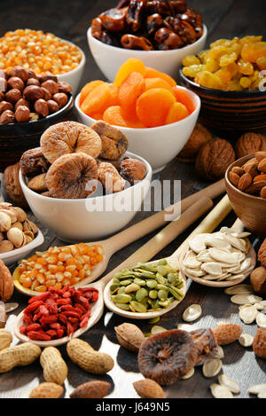 Komposition mit getrockneten Früchten und verschiedenen Nüssen. Stockfoto