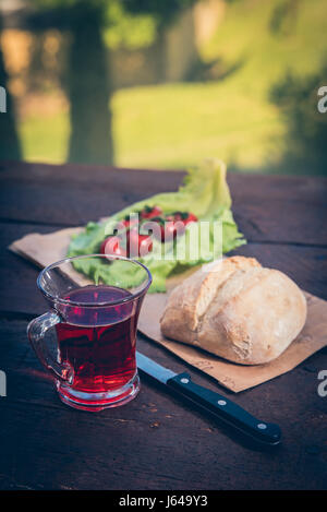 Frisches gesundes Frühstück draußen im Garten serviert. Stockfoto