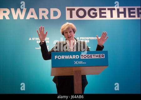 Konservative Parteichef Theresa kann während der schottischen konservativen Markteinführung auf dem Edinburgh International Conference Centre Manifest. Stockfoto