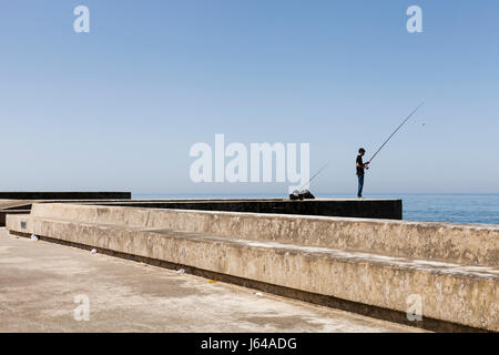 Porto, Portugal - ein Angler versucht sein Glück von der Felgueiras Mole in Foz Do Douro Stockfoto