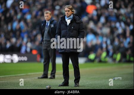 DAVID MOYES ROBERTO MANCINI MANCHESTER CITY V MANCHESTER CITY V EVERTON CITY OF MANCHESTER STADIUM MANCHESTER ENGLAND 01 Dezem Stockfoto