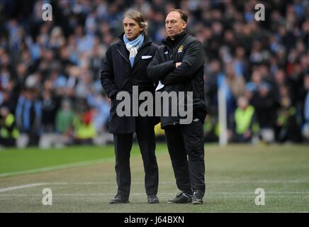 ROBERTO MANCINI DAVID PLATT MANCHESTER CITY FC MANCHESTER CITY FC CITY OF MANCHESTER STADIUM MANCHESTER ENGLAND 09 Dezember 20 Stockfoto