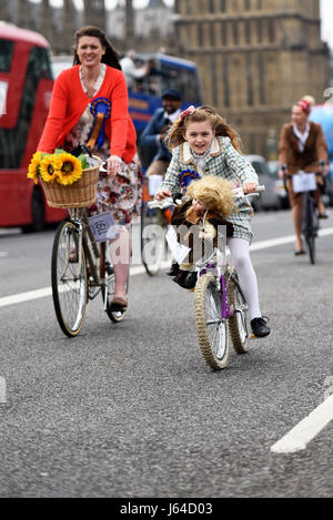 Tweed Run Radfahrer in London überqueren die Westminster Bridge und passieren die Houses of Parliament Stockfoto