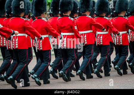 Soldaten im klassischen Rotröcke marschieren entlang der Mall in London, England in einem Grand Trooping Farbspiel der königlichen Garde der Königin Stockfoto