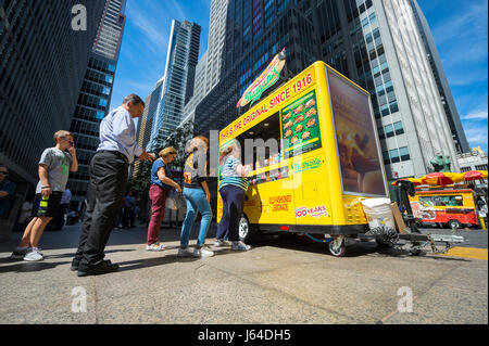 NEW YORK CITY - 2. September 2016: Touristen und Unternehmen Arbeitnehmer Line-up an einem Nathan Hotdog Wagen in Midtown Manhattan. Stockfoto