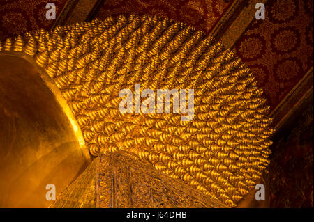 Abstrakten Blick auf golden Textur des Kopfes eines großen liegenden Buddha in Bangkok, Thailand Stockfoto