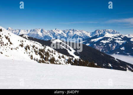 Winter mit Ski Pisten von Kaprun Resort neben Kitzsteinhorn Gipfel in Österreichische Alpen Stockfoto